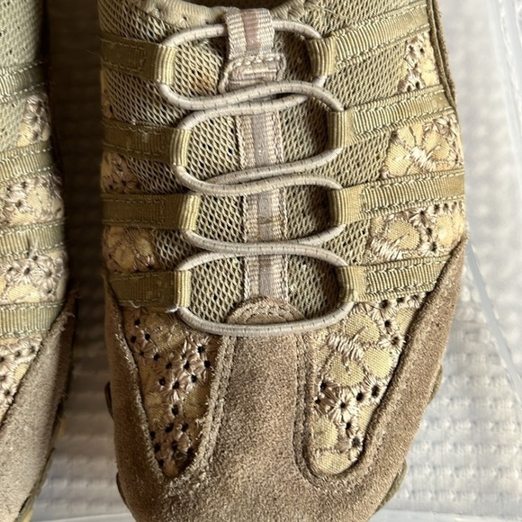 Skechers tan sneakers with lace and ribbon tops w loops for decoration. Size 7. - Picture 2 of 9